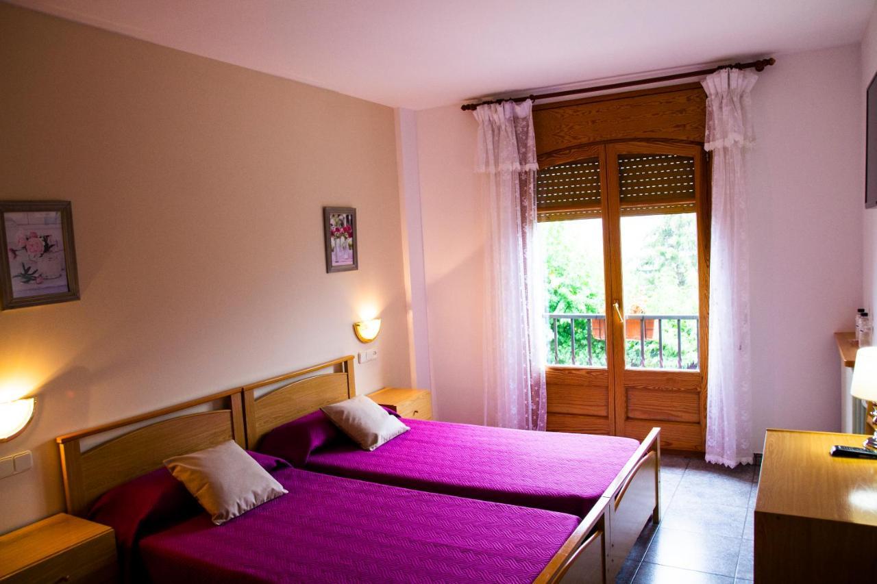 Hostal Montserrat Montseny Exterior foto