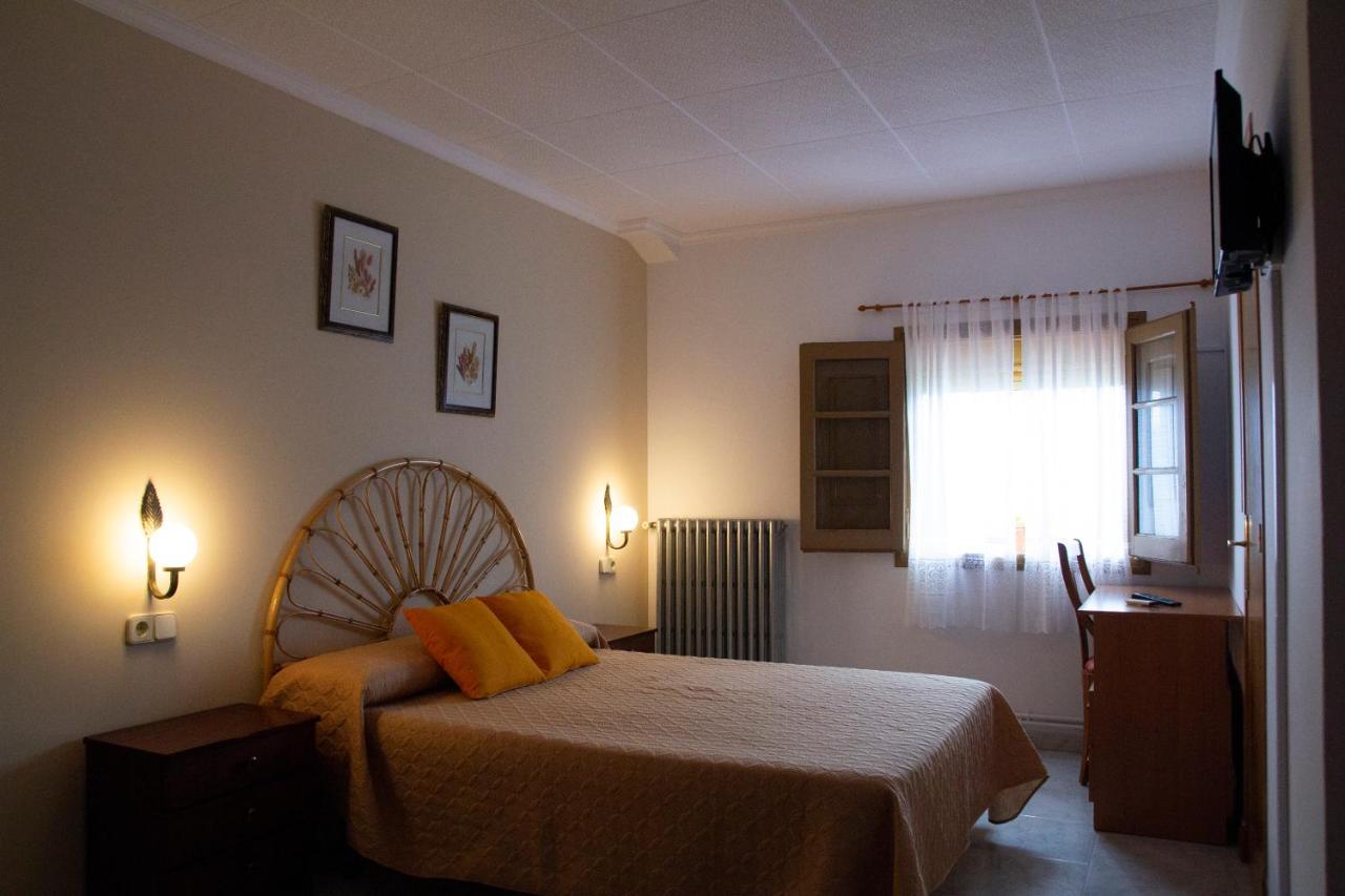 Hostal Montserrat Montseny Exterior foto