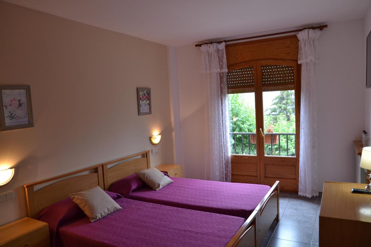 Hostal Montserrat Montseny Exterior foto
