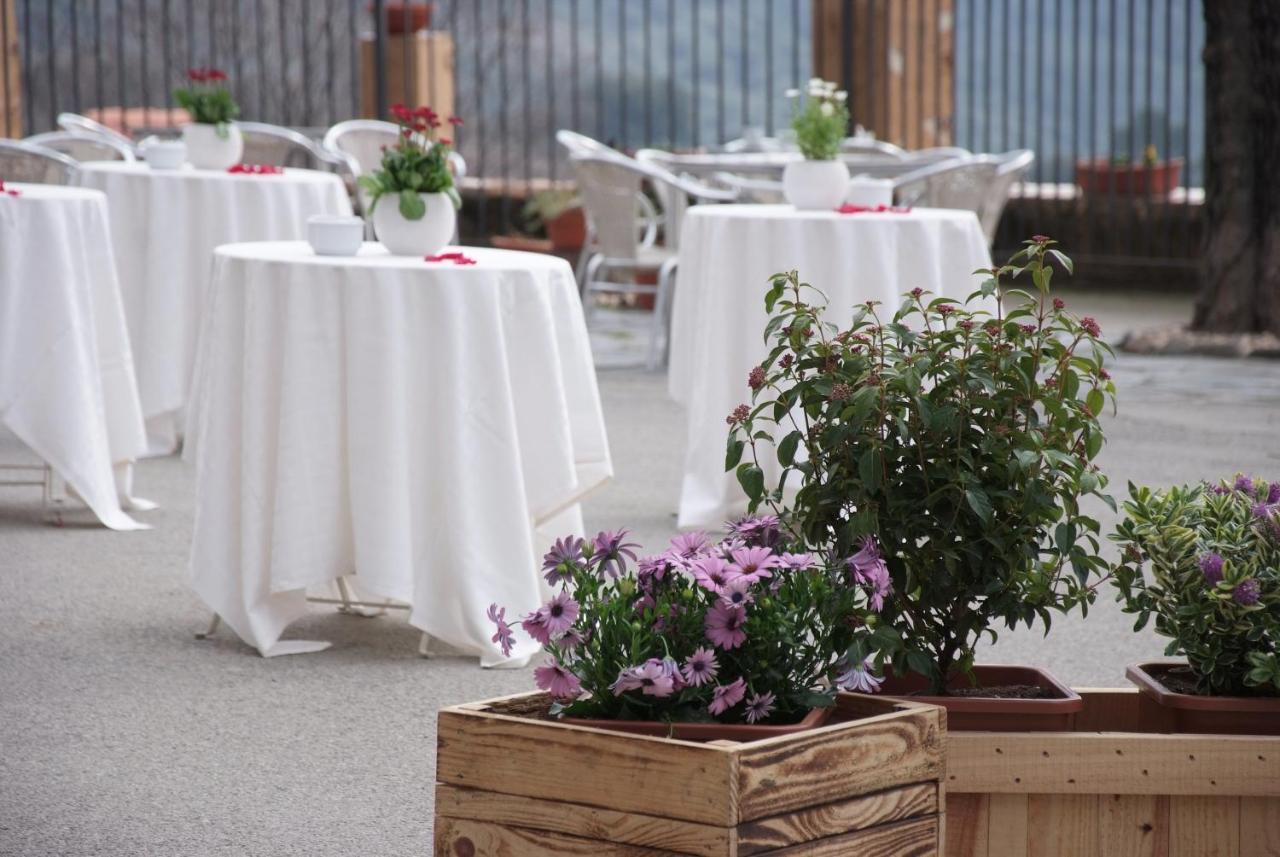 Hostal Montserrat Montseny Exterior foto