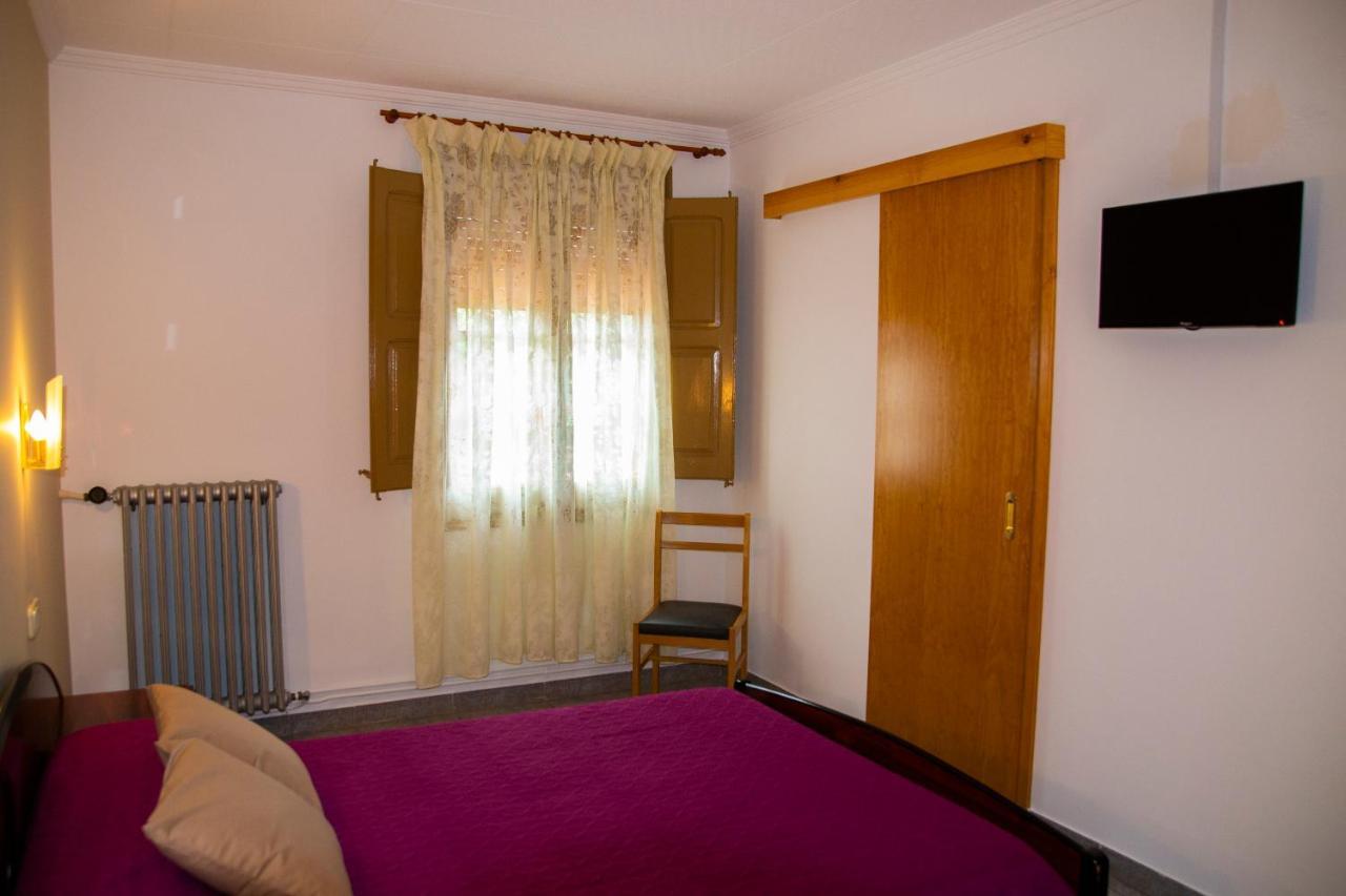 Hostal Montserrat Montseny Exterior foto