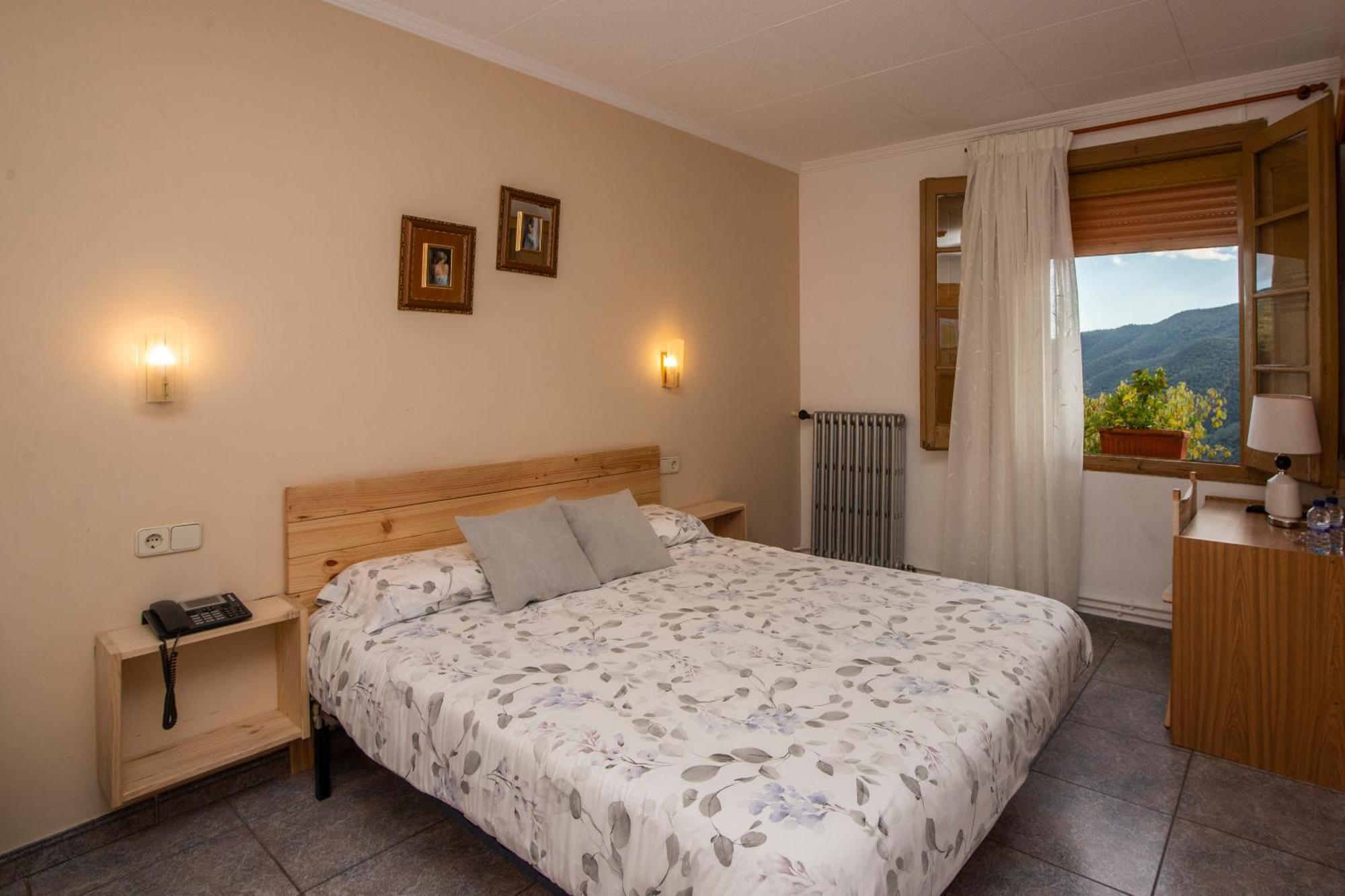 Hostal Montserrat Montseny Exterior foto